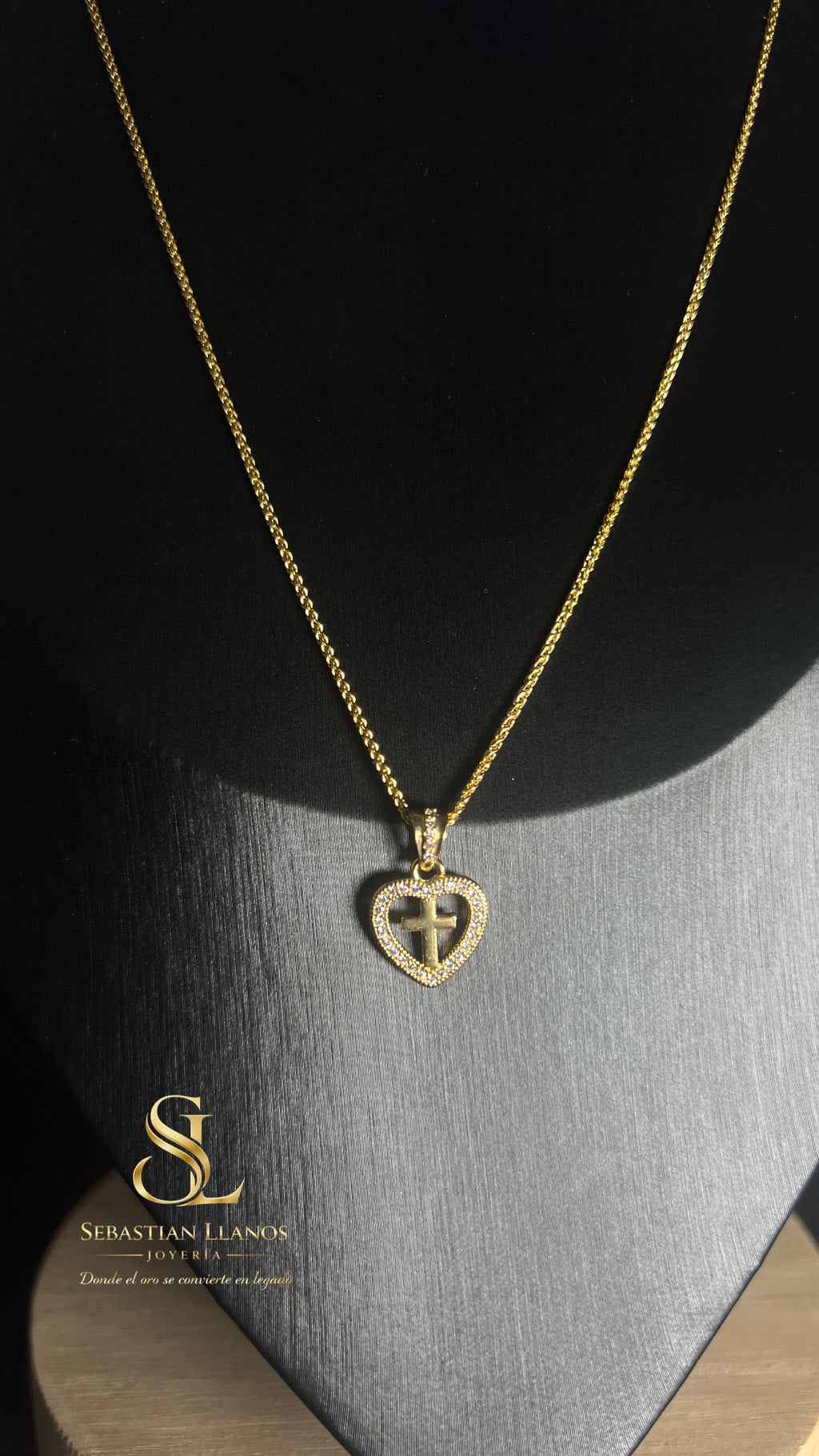 Corazón Cruz Tallada