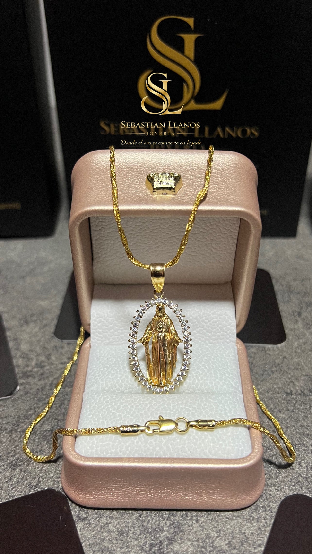 Virgen Milagrosa tallada