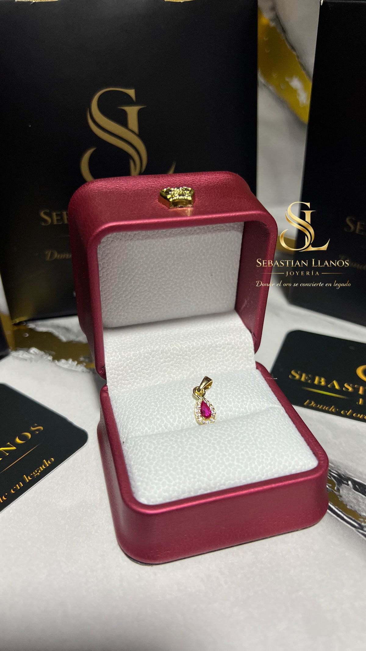 Dije Gota Swarovski rojo