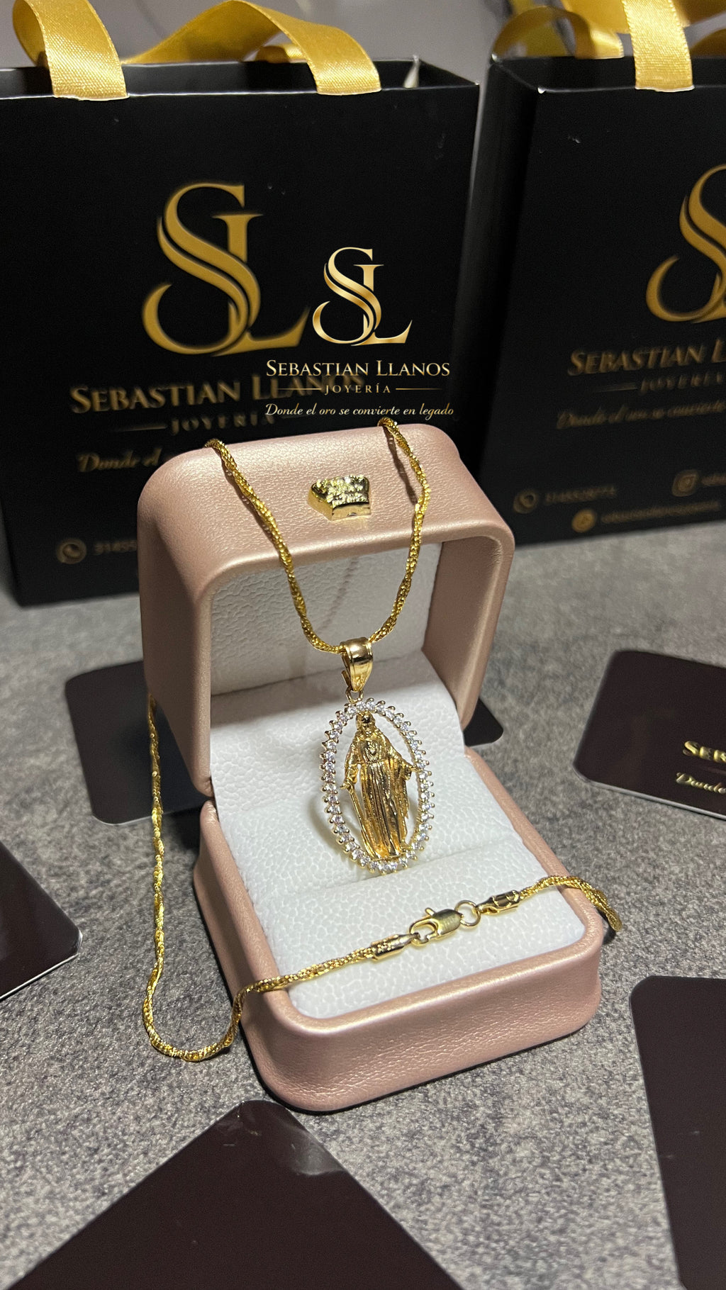 Virgen Milagrosa tallada