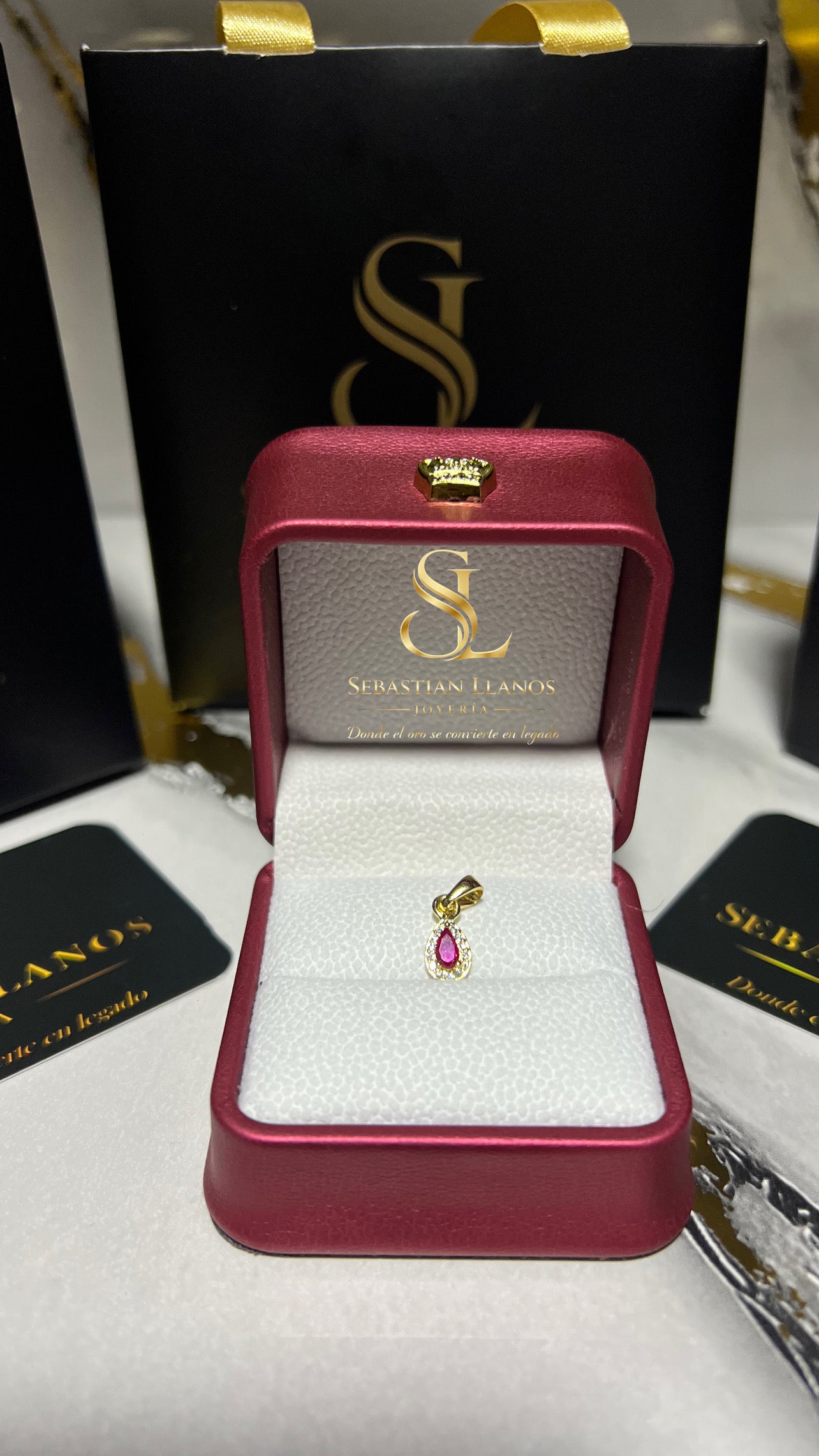 Dije Gota Swarovski rojo