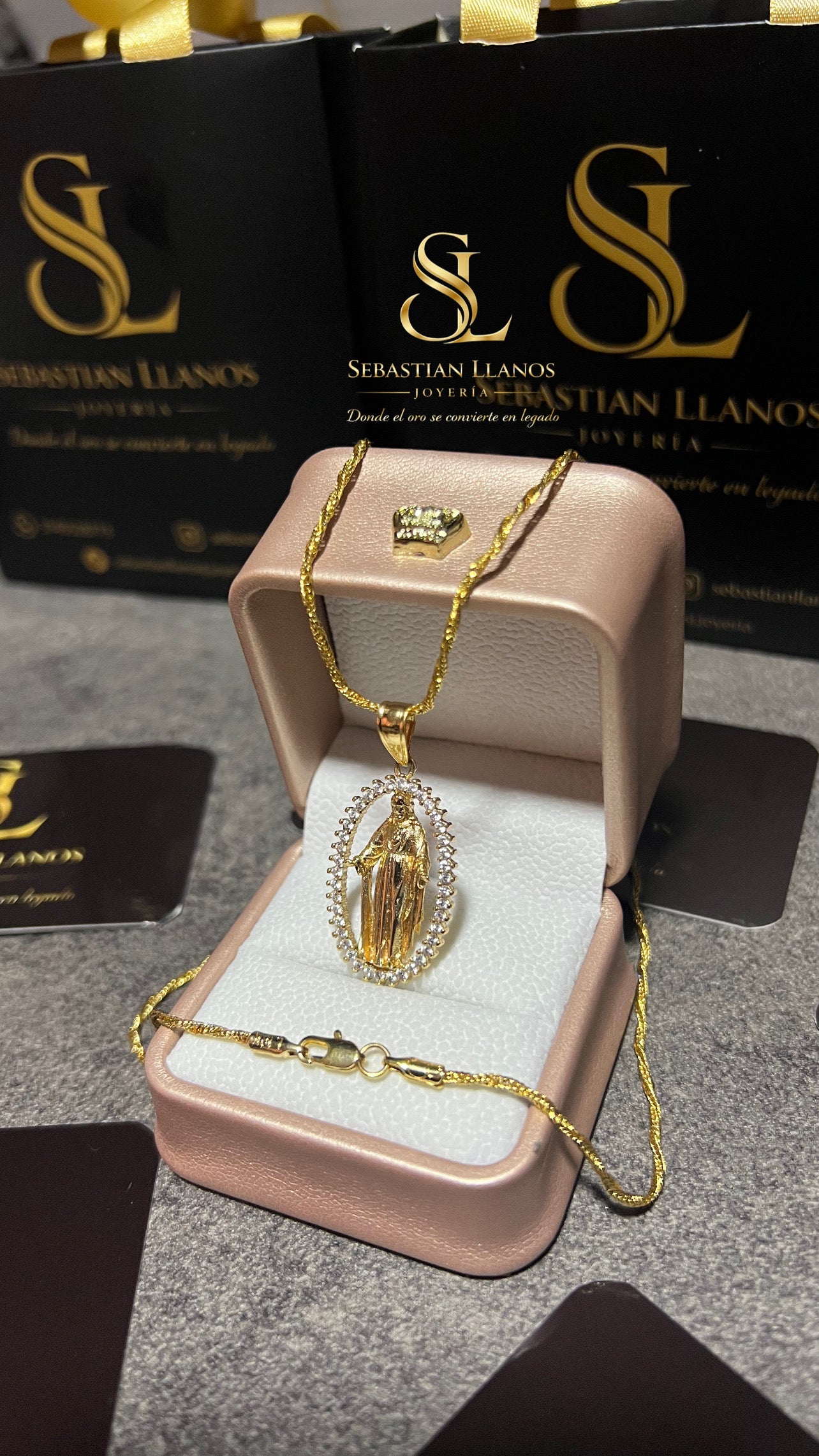 Virgen Milagrosa tallada