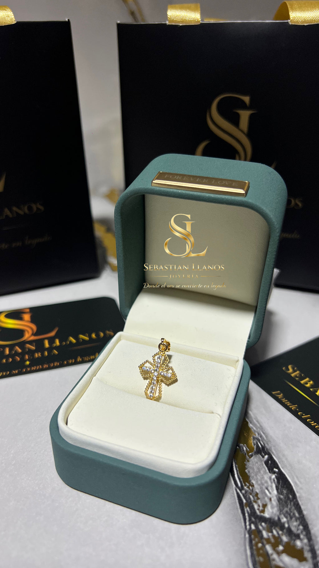 Cruz Infiniti diamantada