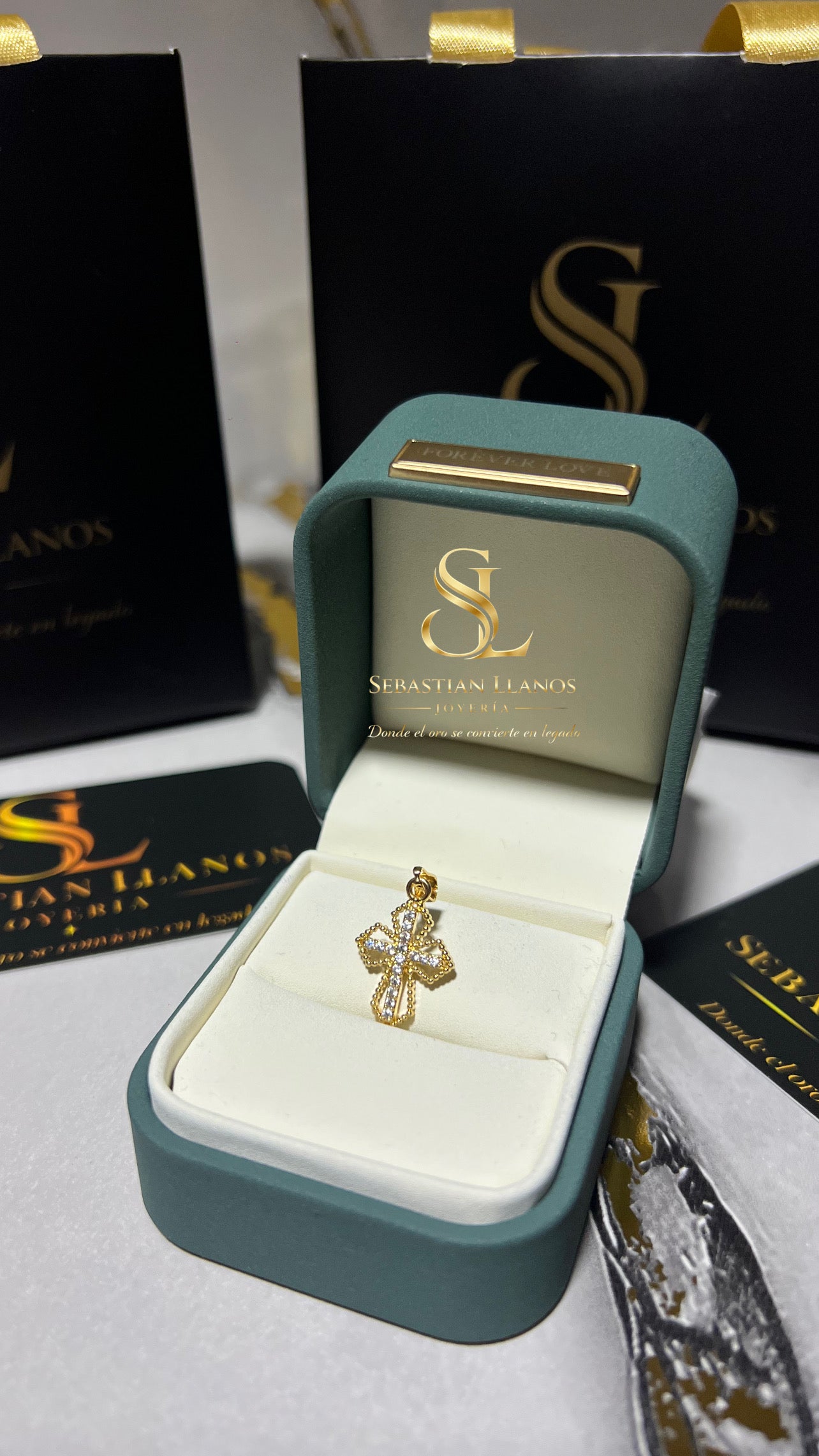 Cruz Infiniti diamantada